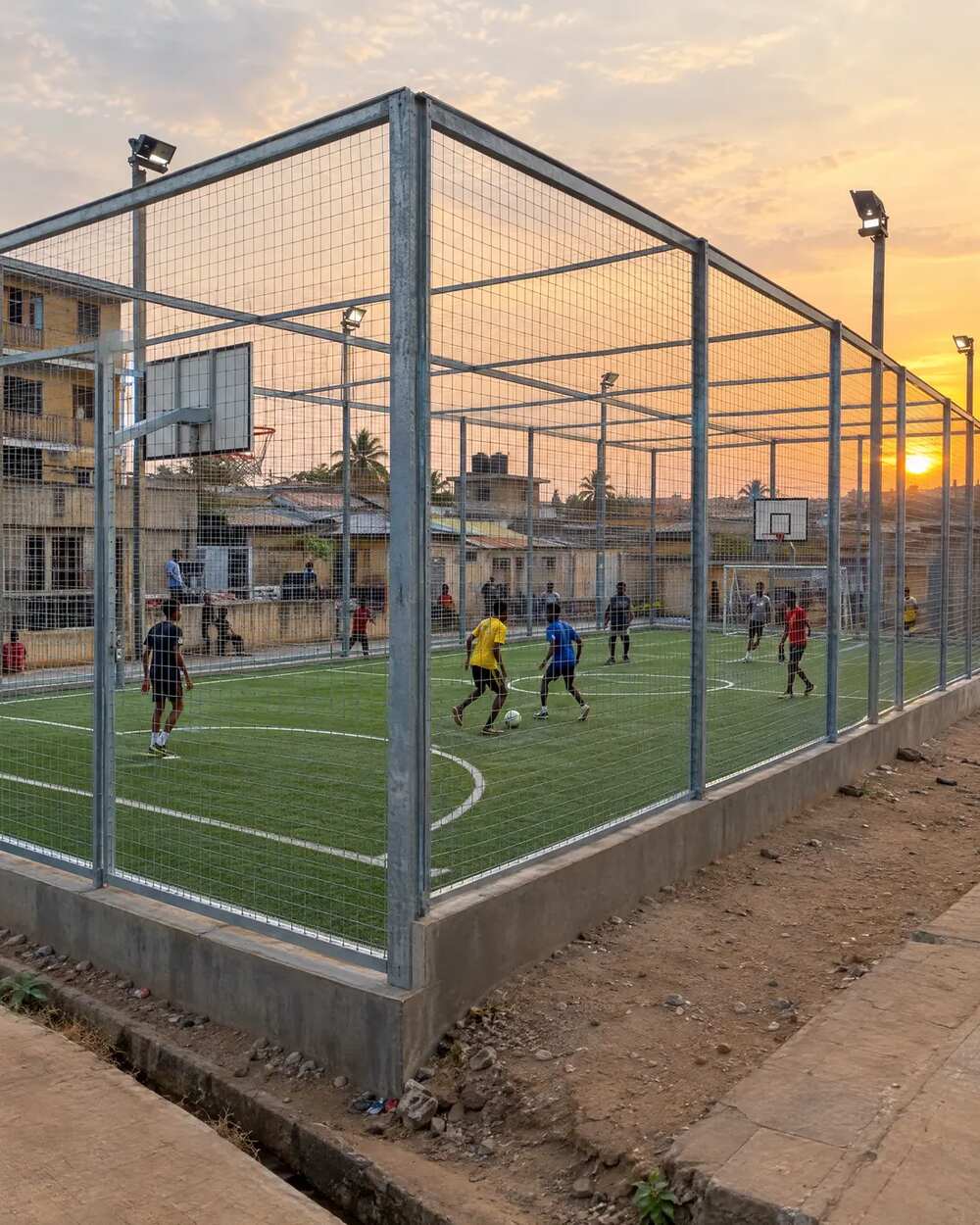 City stade en acier galvanisé dans un quartier, au coucher du soleil