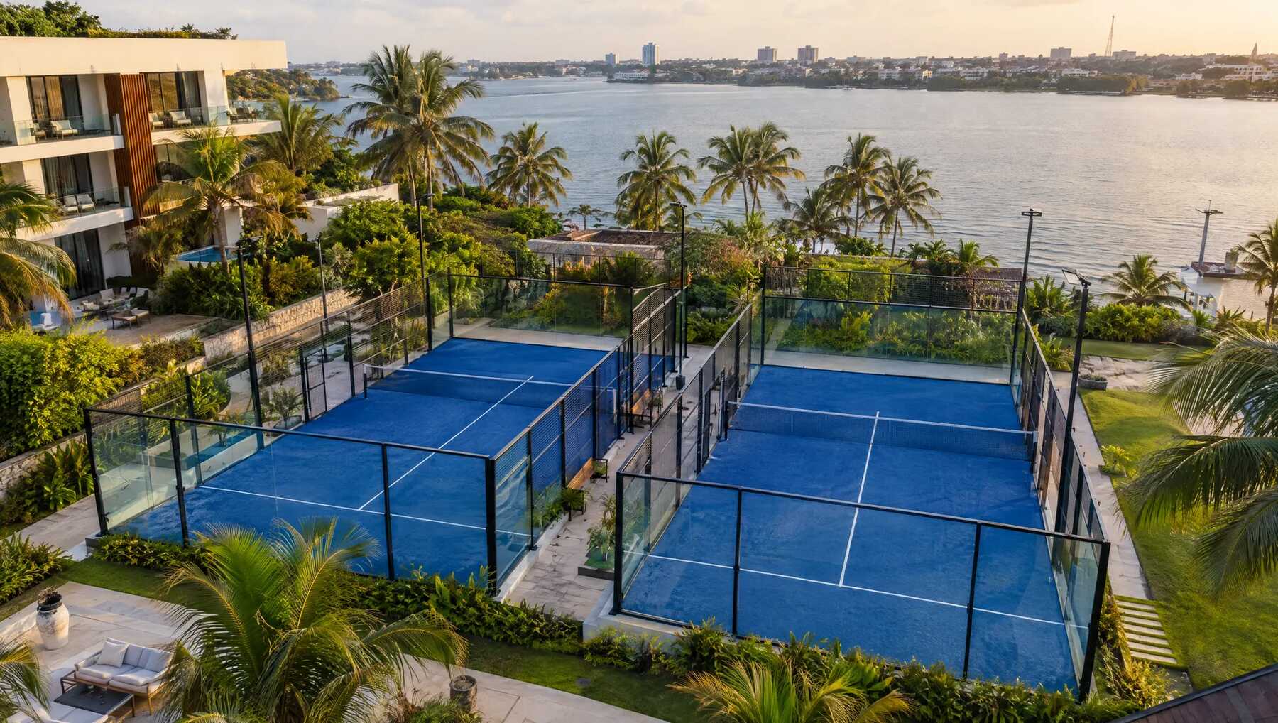 Terrains de padel dans le jardin d'un hôtel au bord d'une lagune